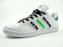 Carica l&#39;immagine nel visualizzatore di Gallery, Adidas scarpa STAN SMITH personalizzata con borchie coniche nere e verde fluo
