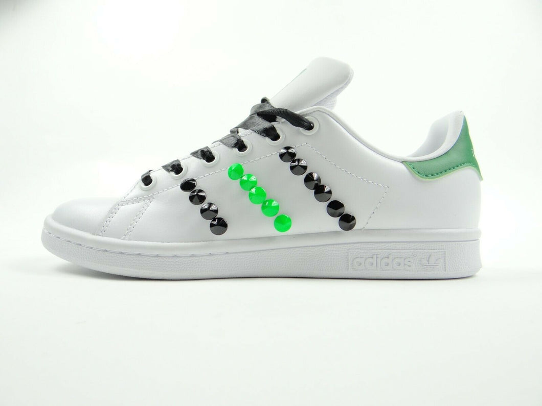 Adidas scarpa STAN SMITH personalizzata con borchie coniche nere e verde fluo