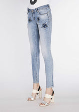 Carica l&#39;immagine nel visualizzatore di Gallery, Jeans skinny fit con patch GAUDI&#39; tg.27
