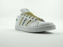 Carica l&#39;immagine nel visualizzatore di Gallery, Adidas scarpa STAN SMITH personalizzata con borchie coniche Swarovski zirconati
