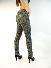 Carica l&#39;immagine nel visualizzatore di Gallery, Jeans Met donna mod.X-DOUBLE-FIT vestibilità SUPER STRETCH reversibile verdone
